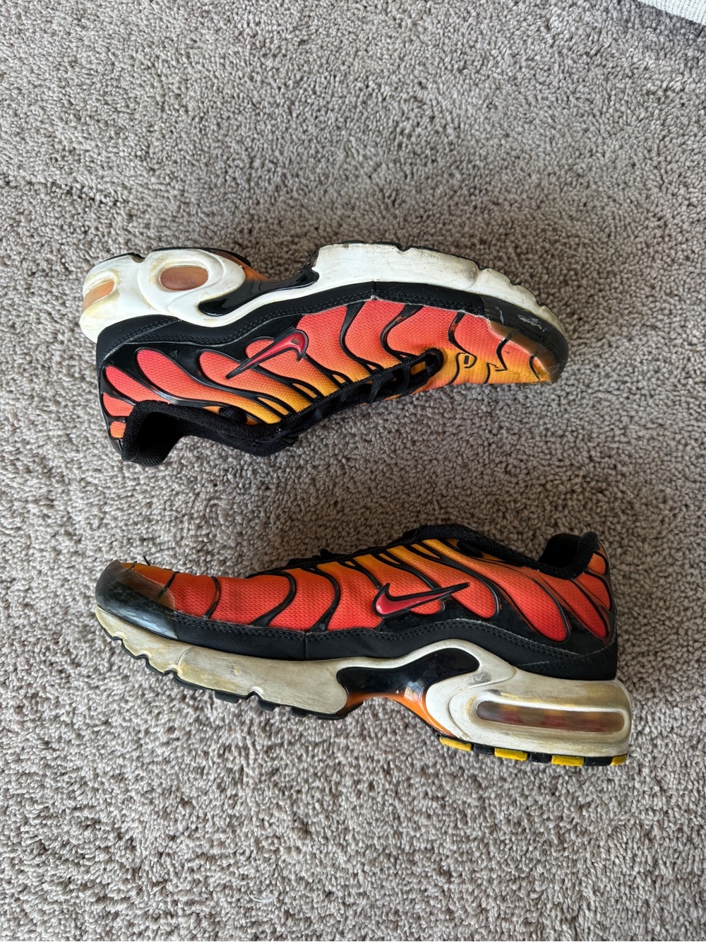 Nike Women’s Gradient Red & Orange Air Cushion Sneakers kids 7Y/mens 7/women8.5